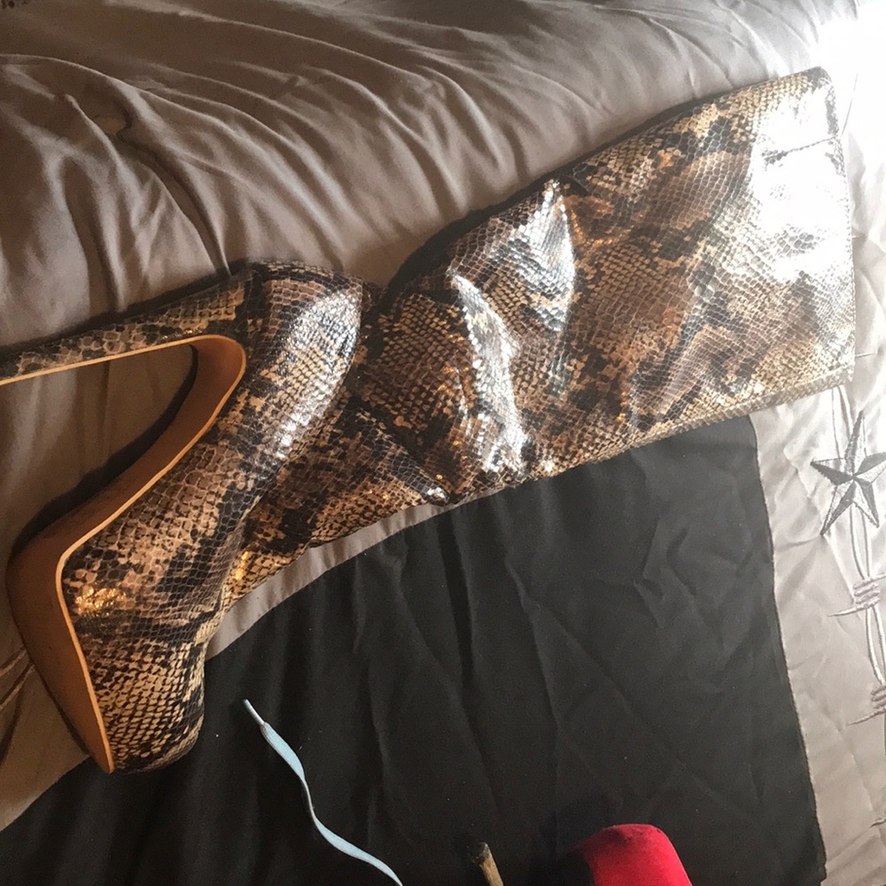 Knee high pumps